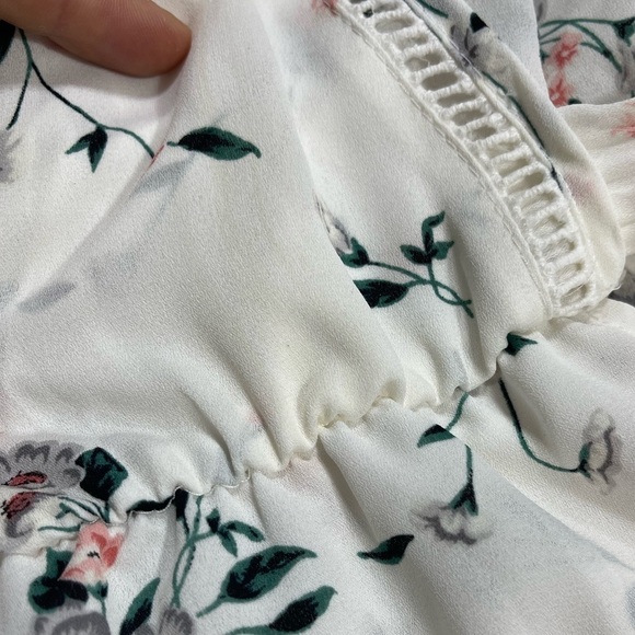 Sienna Sky white floral wrap waist V-neck blouse women’s size L - Picture 9 of 17